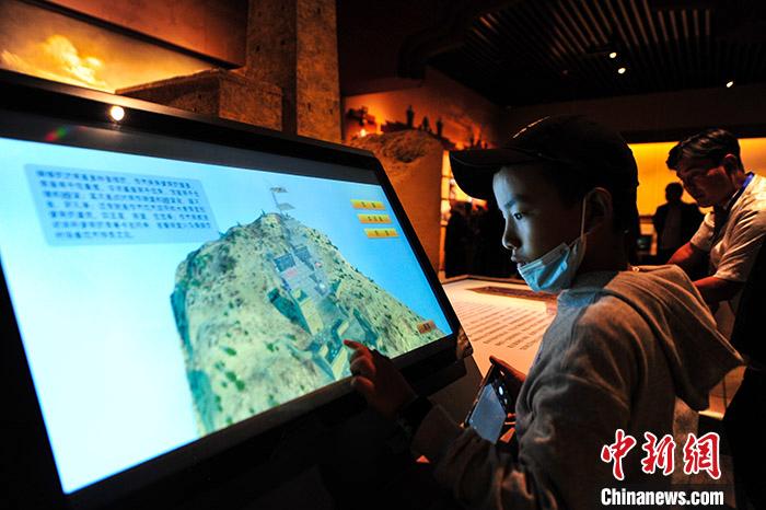 9月11日，西藏山南市博物馆正式开馆，4000余件文物展现了西藏自古以来各民族交往交流交融的史实。图为一名小观众体验多媒体设备。
<a target='_blank' href='http://www.chinanews.com/'>中新社</a>记者 张伟 摄