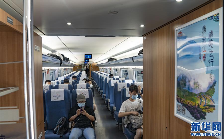 （经济）（3）首列西藏旅游主题高铁冠名列车在沪首发