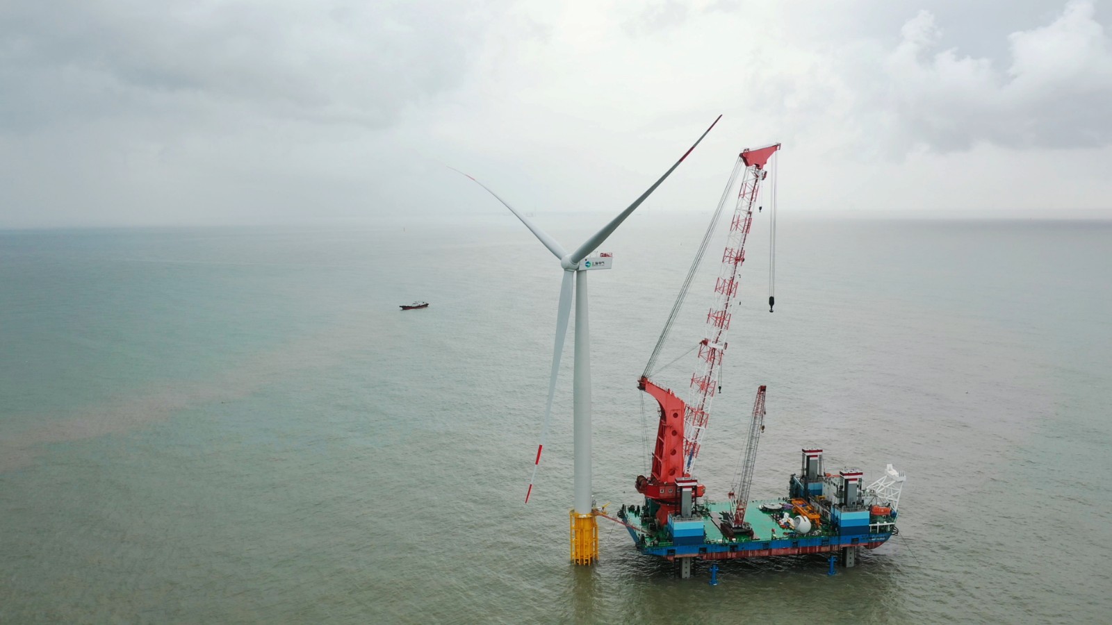 10月28日 星期三 （一版） “远漂”65公里！国内离岸最远海上风电项目首台风机吊装完成。.jpg